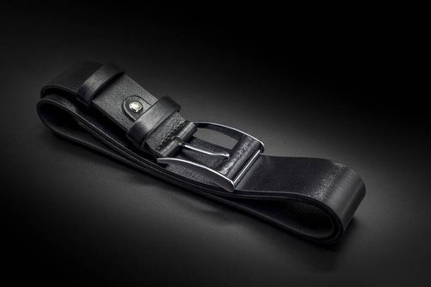 Cinturão de couro preto em um fundo preto - Foto, Imagem