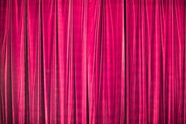 Tenda rossa in teatro. Sfondo strutturato - Foto, immagini