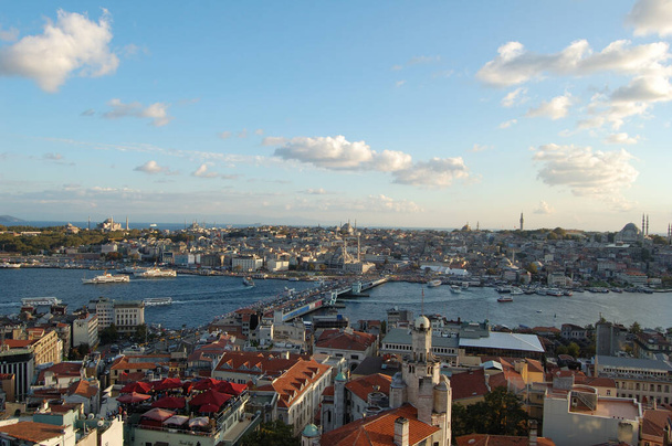 Vista panorámica de la ciudad de Estambul (Turquía), desde la torre de Galata. Cuerno de Oro. Puesta de sol - Foto, Imagen
