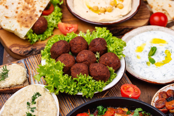 Традиційна єврейська, ізраїльська та середньосхідна їжа - Фото, зображення