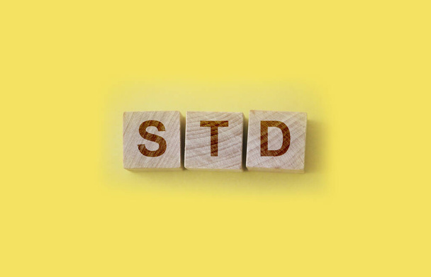 STD木製キューブ上の性感染症テキストを送信します。医療の概念. - 写真・画像