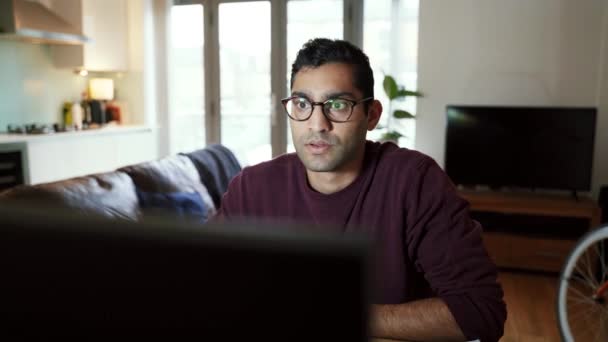 Gemischte Rasse Geschäftsmann müde Arbeit am Desktop-Lesen von Artikeln sitzen im Homeoffice - Filmmaterial, Video