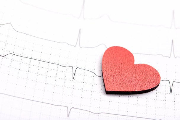 Nyomtatott EKG dekoratív szívvel, közelről - Fotó, kép