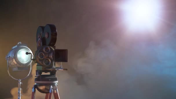 silueta de la cámara de vídeo en la bandera oscura con luz azul, película o fondo de televisión renderizar 3d - Imágenes, Vídeo