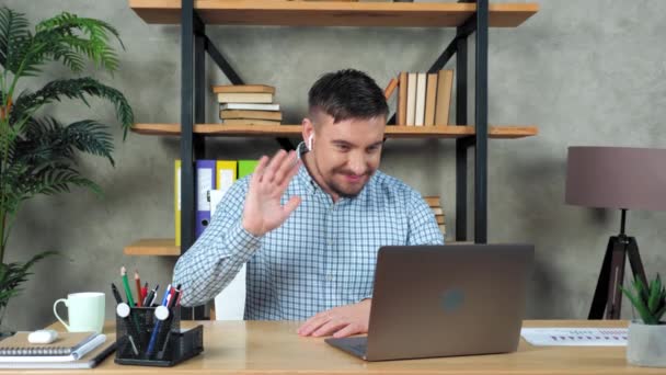 Sonriente hombre de negocios saluda a los empleados de escuchar videollamada en línea webcam chat portátil - Metraje, vídeo