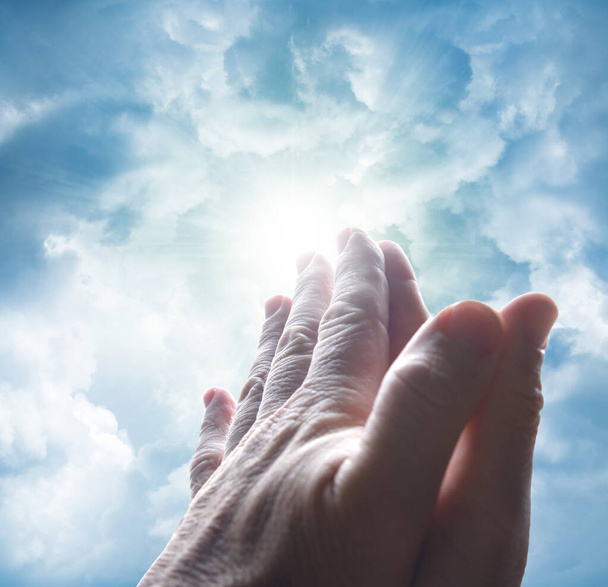 Ręce modlące się na niebie - Zdjęcie, obraz
