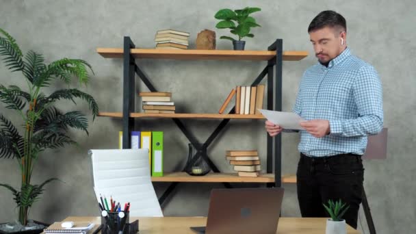Homme d'affaires dans le bureau à domicile avec feuille de diagramme en main pensez problème de solution - Séquence, vidéo