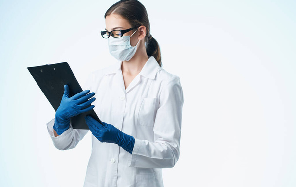 医療用ガウンを着た女性医師と青い手袋の予防接種テスト - 写真・画像