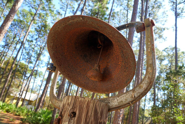 Eine rostige Glocke für die Schule in der Nähe von Heritage Village, Largo, Florida, USA - Foto, Bild
