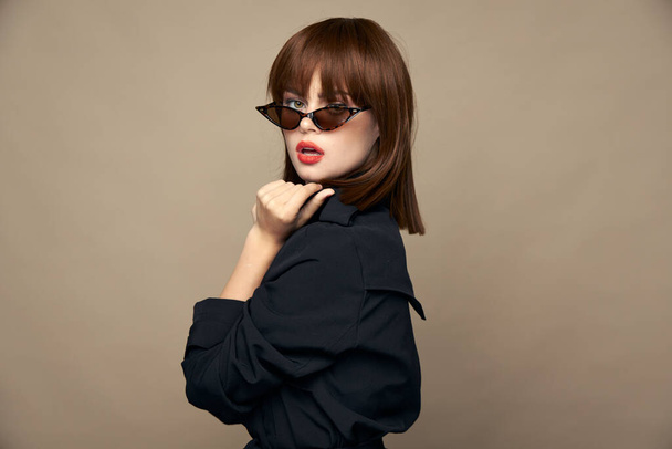 セクシーな女性サングラスライフスタイル黒コートショートヘアスタイル  - 写真・画像