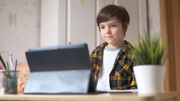 男の子はvloggerです。少年はYouTubeチャンネルのストリーミングをしています。子供はインターネットで生放送中です. - 映像、動画