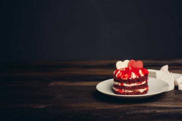 Red cake sweets delight dessert in plates wooden background - Fotografie, Obrázek