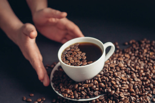 xícara de café em mãos femininas em um fundo cinza aroma café da manhã - Foto, Imagem