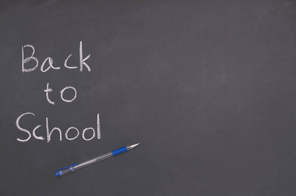 Retour à l'école et concept d'éducation Stylo placé sur le tableau noir. - Photo, image