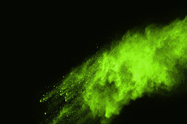 El movimiento de la explosión de polvo abstracto congelado verde sobre fondo negro. Detener el movimiento de verde en polvo sobre fondo negro. Polvo explosivo verde sobre fondo negro
. - Foto, Imagen