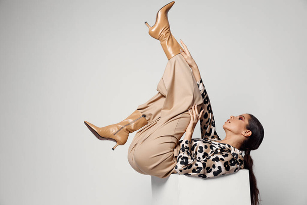 carina bruna sdraiata sulla schiena marrone stivali collezione di moda - Foto, immagini