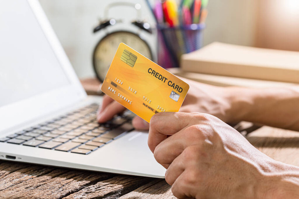 Az emberek hitelkártyákkal vásárolnak online a notebook számítógépeken keresztül.. - Fotó, kép