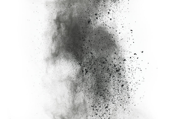 Hiilihiukkaset valkoisella pohjalla, abstrakti jauhe valkoisella pohjalla, mustan jauheen jäätymisliike räjähtämässä tai heittämässä mustaa jauhetta. - Valokuva, kuva