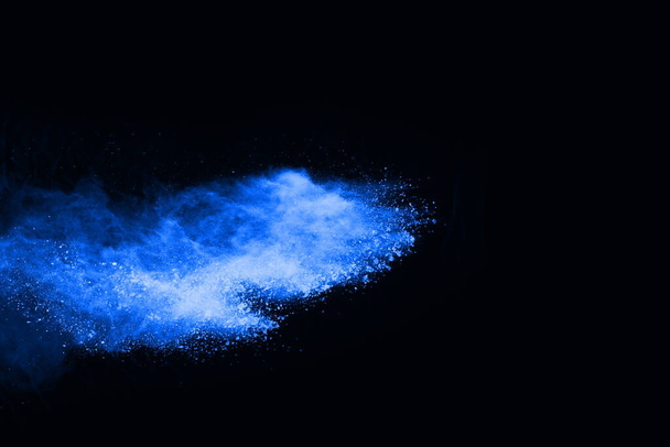 abstracto polvo azul salpicado fondo, congelar el movimiento del polvo de color que explota / tirar polvo de color, textura de brillo de color sobre fondo negro. - Foto, imagen