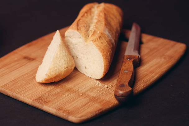αλευρώδη προϊόντα σε ξύλινο ταψί ψωμιού - Φωτογραφία, εικόνα
