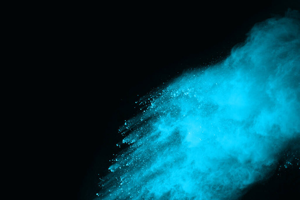 抽象的な青粉のメッキ背景,色粉の爆発/投げ色粉の凍結運動,黒の背景に色の輝きのテクスチャ. - 写真・画像