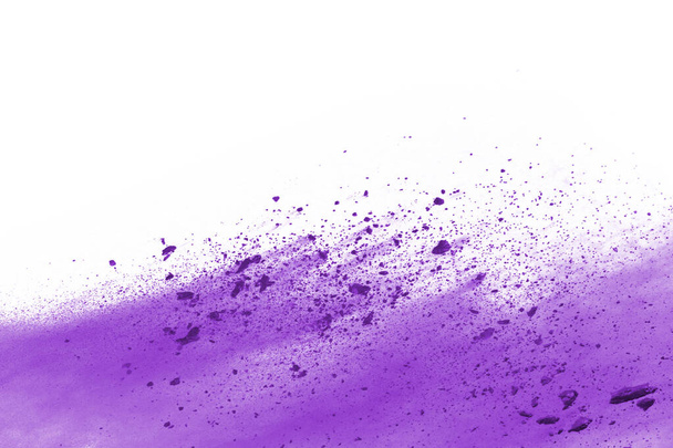 Explosión de polvo. Primer plano de una explosión de partículas de polvo púrpura aislada en blanco. Fondo abstracto. - Foto, imagen