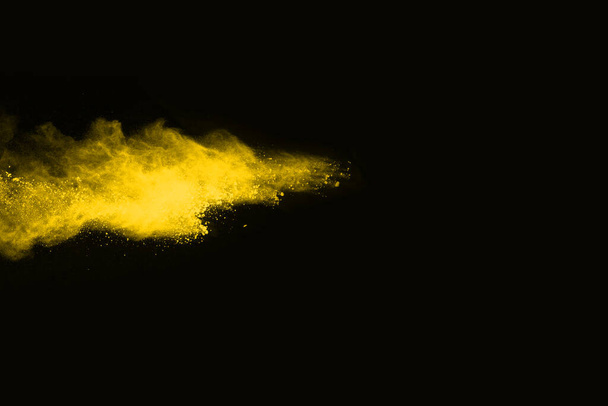 Siyah arka planda sarı toz patlaması. Renkli bulut. Renkli toz patlar. Boya Holi. - Fotoğraf, Görsel