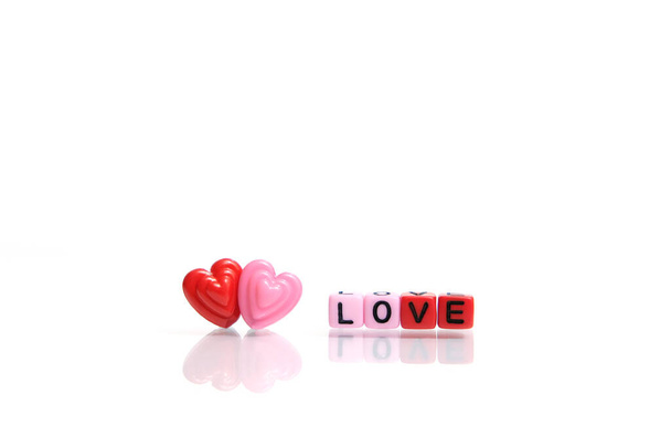 Rote und rosa Herzform mit LIEBE-Wortperlen. Romantik-Konzept - Foto, Bild