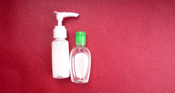 Alcoholgel handwas- en reinigingsflessenreinigers voor antibacteriën en ter voorkoming van ziektekiemen beschermen virussen zoals corona (COVID-19) en andere. - Foto, afbeelding