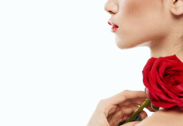 Γυναίκα με λουλούδι περικοπή θέα μακιγιάζ κόκκινα χείλη μοντέλο τριαντάφυλλο - Φωτογραφία, εικόνα