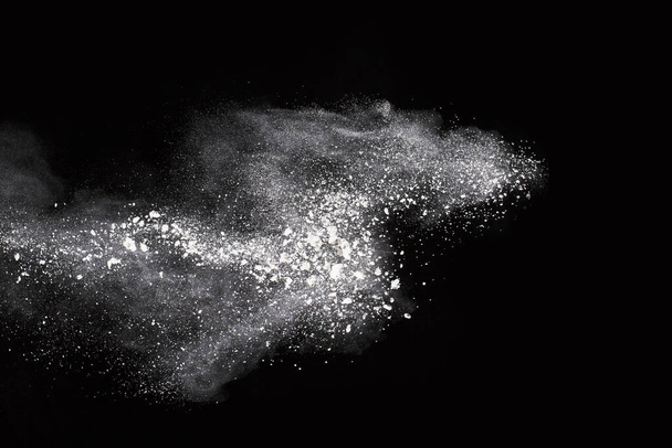 Έκρηξη λευκής σκόνης σε μαύρο φόντο. Χρωματιστό σύννεφο. Πολύχρωμη σκόνη εκραγεί. Βαφή Holi. - Φωτογραφία, εικόνα