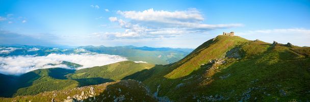 Vue panoramique du matin d'été sur le sommet de la montagne Pip Ivan avec ruines observatoires (Chornogora Ridge, Carpates, Ukraine). Trois images de point de vue
. - Photo, image