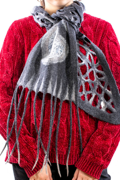 Серый шарф из войлочной шерсти на девушке в красном свитере - Фото, изображение