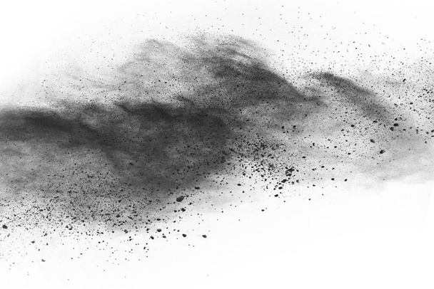 白地に炭の粒子、白地にメッキされた抽象的な粉末、黒色火薬の爆発や投げブラックパウダーの凍結運動. - 写真・画像