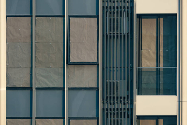 mooie textuur van glas ramen van condominium met verkruimeld papier bevestiging voor zonwering - Foto, afbeelding