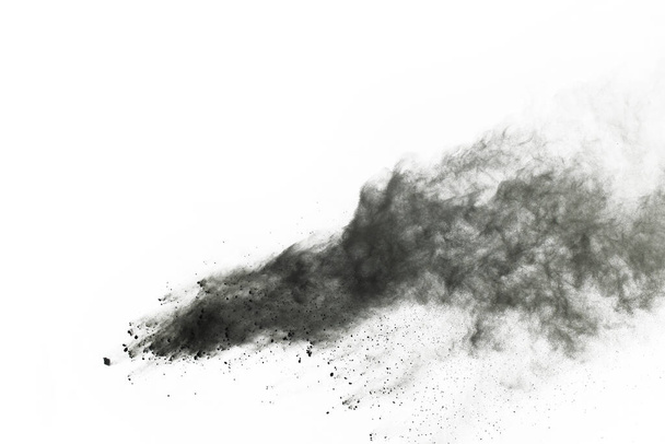 Beyaz zemin üzerinde kömür parçacıkları, beyaz zemin üzerine serpilmiş soyut toz, patlayan kara barutun dondurucu hareketi veya barut atmak. - Fotoğraf, Görsel