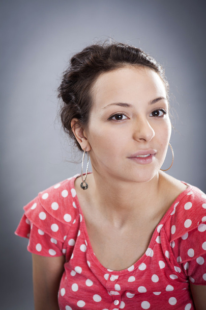 Portret van een jonge vrouw in de studio - Foto, afbeelding