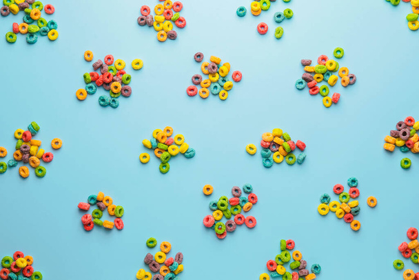 Anillos de cereales sabrosos sobre fondo de color, primer plano - Foto, imagen