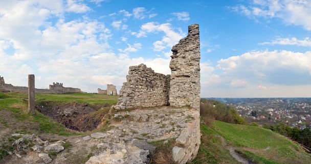 lato widok ruin zamku (miasto Krzemieniec, Tarnopolski, Ukraina). zbudowany w XII wieku. czterech strzałów stitch obrazu. - Zdjęcie, obraz