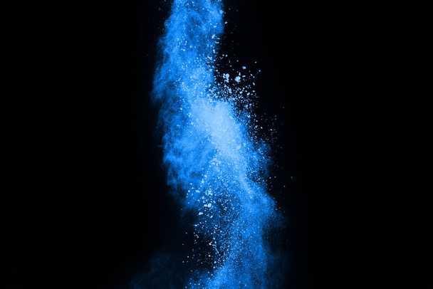 elvont kék por fröccsent háttér, fagyasztó mozgás színes por felrobban / dobás színes por, színes csillám textúra fekete háttér. - Fotó, kép