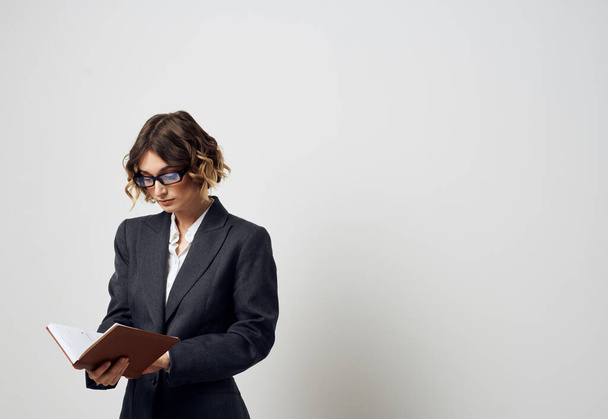 Vrouw in bril zakelijke financiën documenten en zwarte jas shirt - Foto, afbeelding