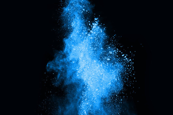 abstract blauw poeder splatted achtergrond, Freeze beweging van kleur poeder exploderen / gooien kleur poeder, kleur glitter textuur op zwarte achtergrond. - Foto, afbeelding