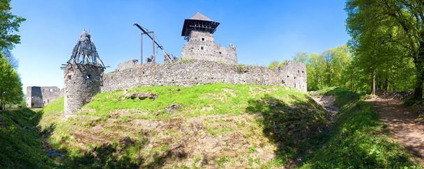 Latem widok z ruin zamku pierwszy (kamyanitsa wieś, 12 km na północ od Obwód zakarpacki, uzhhorod, Ukraina). zbudowany w XIII wieku. pięć strzałów stitch obrazu - Zdjęcie, obraz