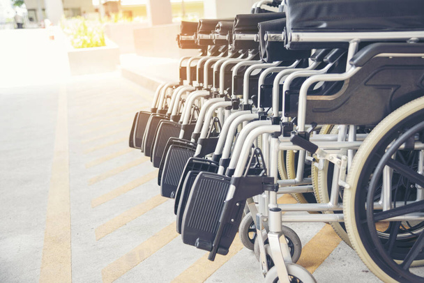 Ряди інвалідних візків для інвалідів Пацієнтські послуги в медичній лікарні з копіювальним простором. Група інвалідних візків Послуги в лікарні
 - Фото, зображення