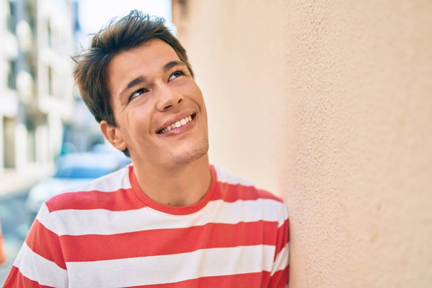 若い白人男性が市内で幸せな笑顔 - 写真・画像