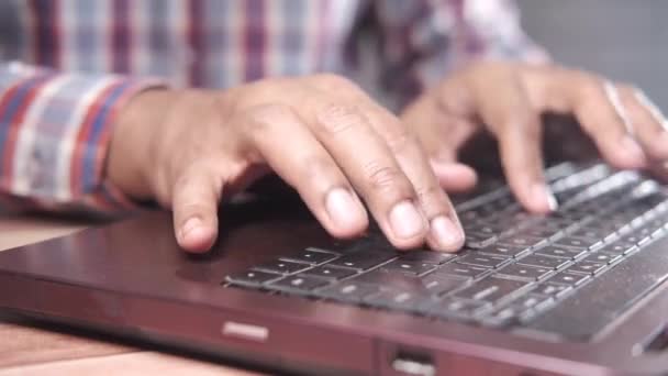 Close-up van de man hand typen op laptop. - Video