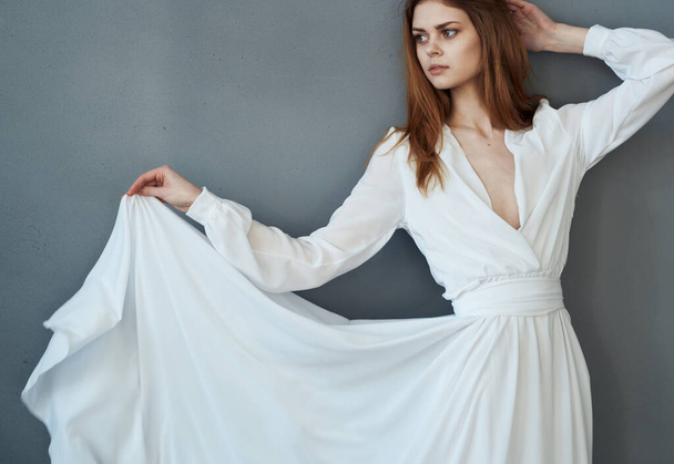 Mulher bonita vestido branco romance desempenho luxo - Foto, Imagem