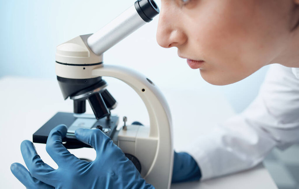 Микроскоп исследования медицинское платье женщина врач перчатки лаборатории - Фото, изображение