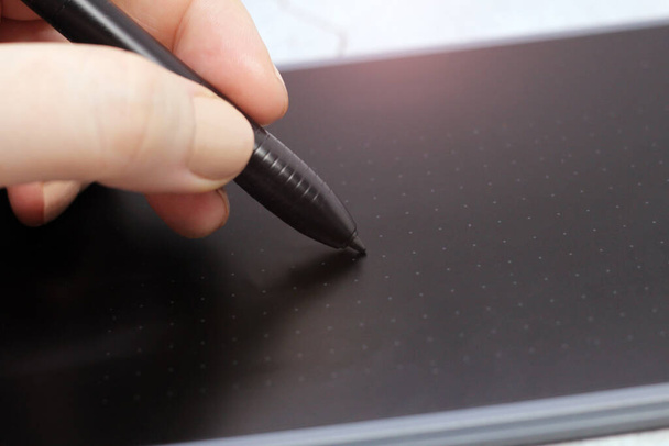Ηλεκτρονικό σχεδιαστήριο ταμπλέτα στυλό, νέα τεχνολογία τόσο κοντά - Φωτογραφία, εικόνα