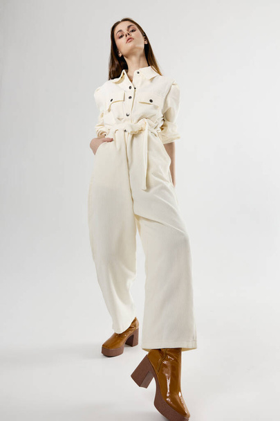 atractiva mujer blanco mono moda moderno estilo aislado fondo - Foto, Imagen